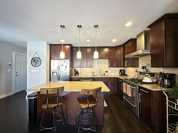3rd image of 907 N Damen St #102