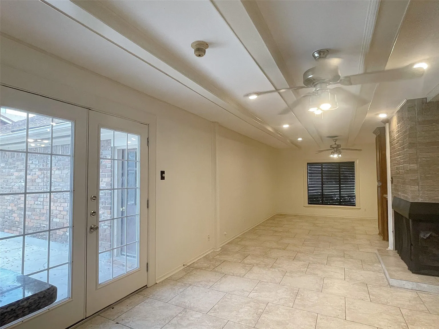3 bed, 2.0 bath, 1992 sqft, $2,625 — Photo 3