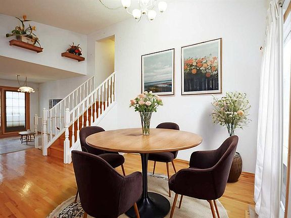 5th image of 36 S Woodglen Rise SW