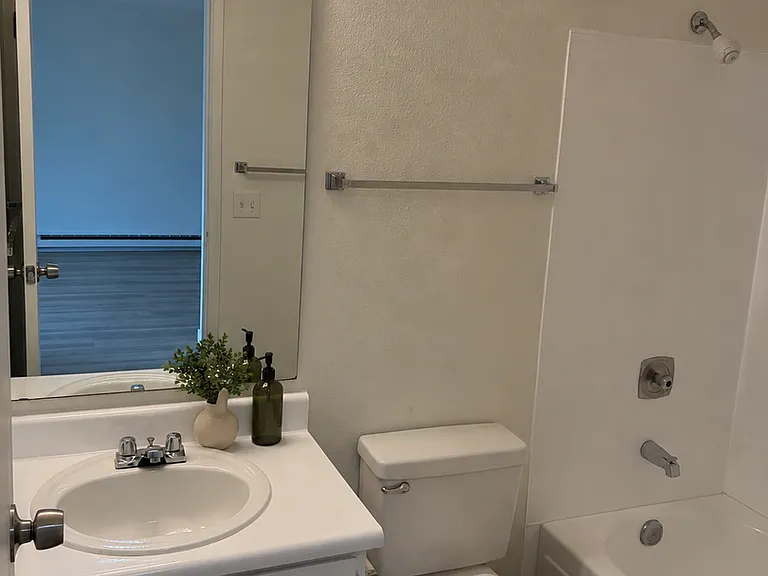 15015 Shoreline Apartments — Photo 19
