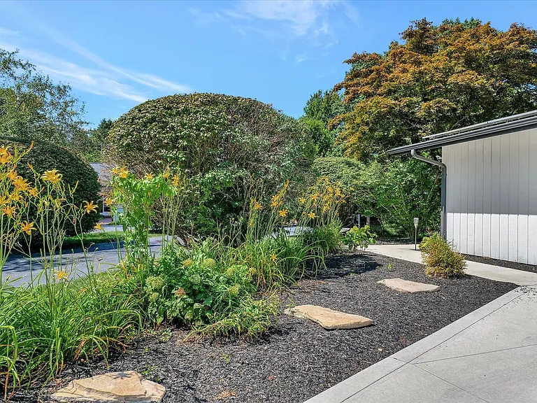 102 Greencroft Dr — Photo 57