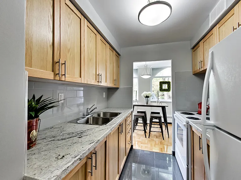 425 Avenue Rd — Photo 55