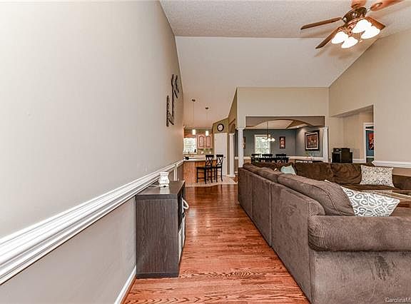 3rd image of 1305 Sedgewood Ln