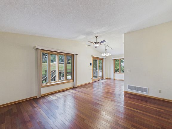 3rd image of 2742 Hilltop Ct