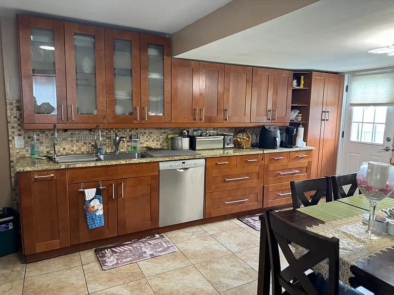 211 Bradford Ave — Photo 4