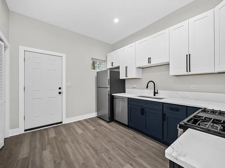 6547 S Saint Lawrence Ave — Photo 5