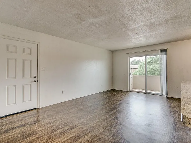 1403 Glen Oaks Ct — Photo 5