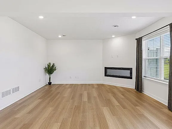 3 bed, 2.5 bath, 2028 sqft, $2,399 — Photo 3