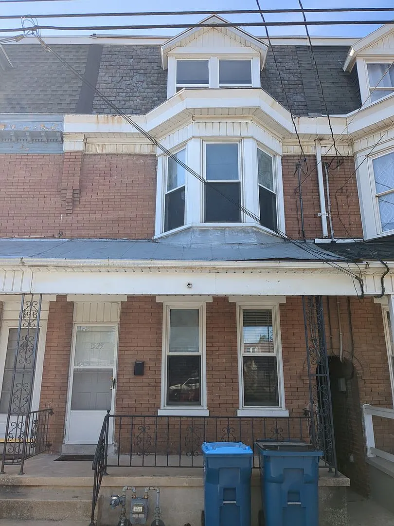 Recently renovated 4/5 Bedroom house in West York School District — Photo 1