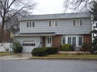 36 Paul Ct, North Babylon, NY 11703