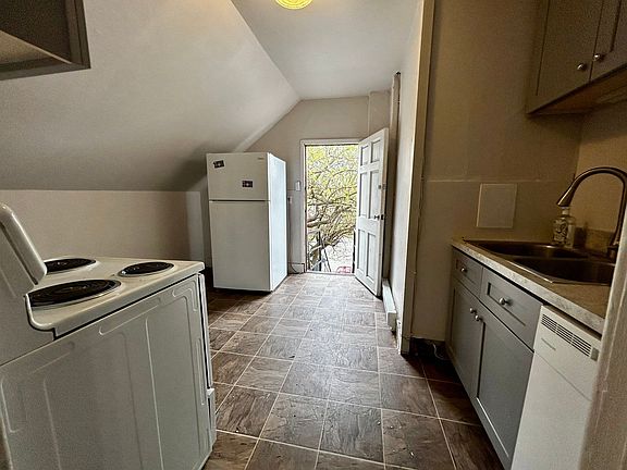4th image of 1814 Summit St #1820