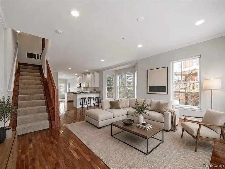 502 Graten St — Photo 2