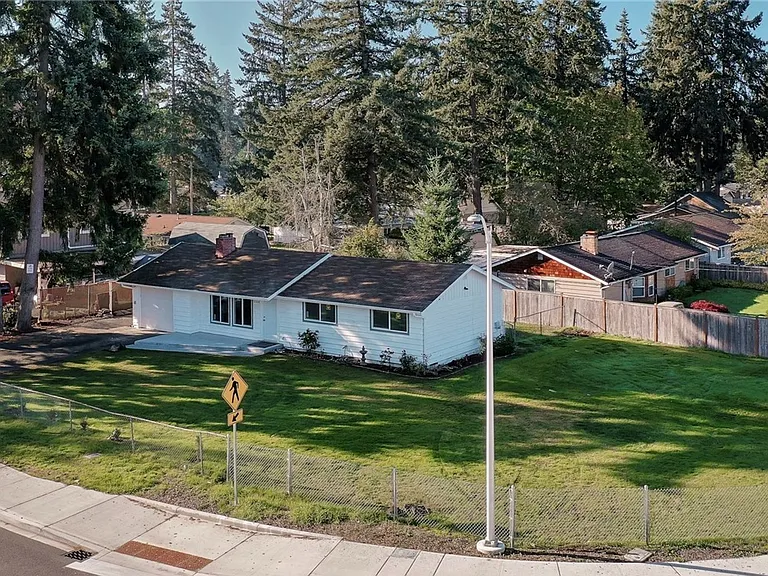 12208 Edgewood Ave SW — Photo 2
