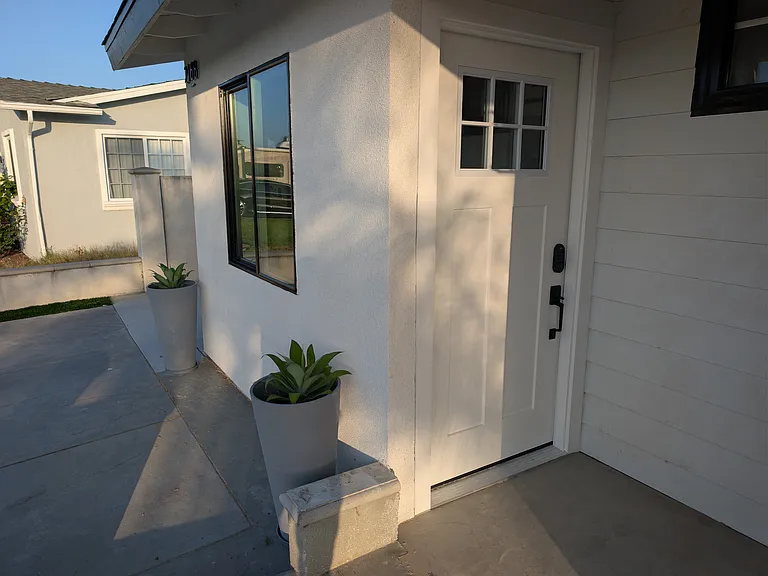 218 W Tiller Ave — Photo 1