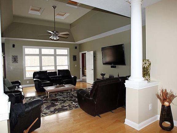 3rd image of 4608 Devonshire Dr