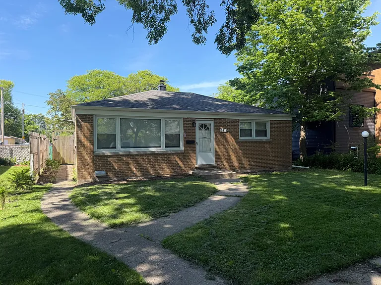 2311 Lake St — Photo 1