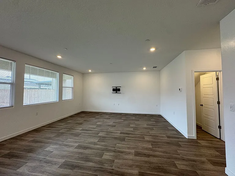 997 W Pioneer Dr — Photo 3