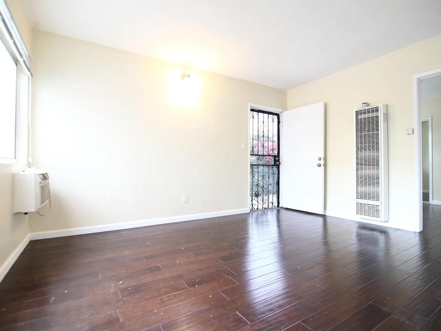 3 bed, 1.5 bath, 900 sqft, $3,695 — Photo 1