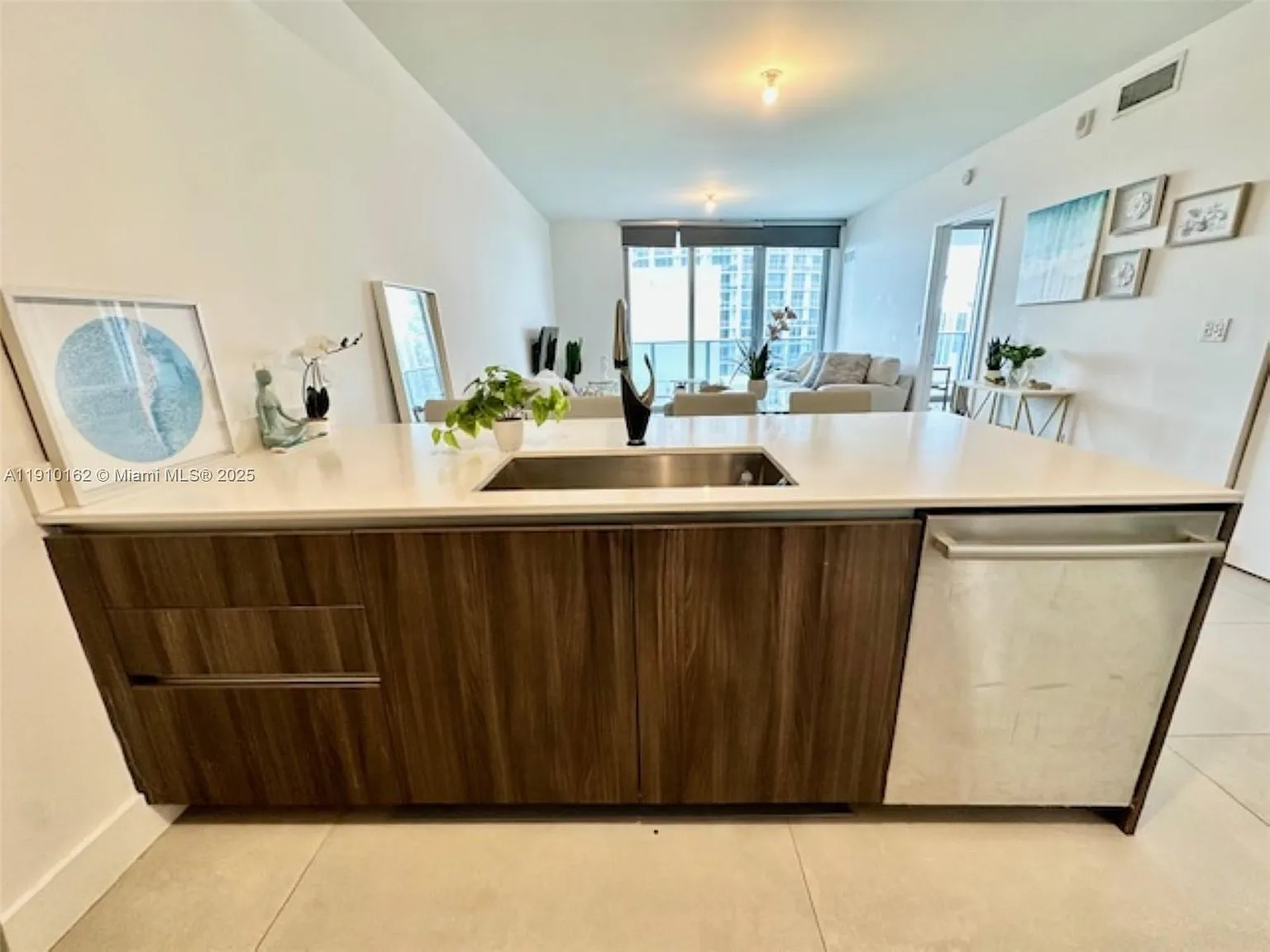 1 bed, 979 sqft, $3,600 — Photo 4