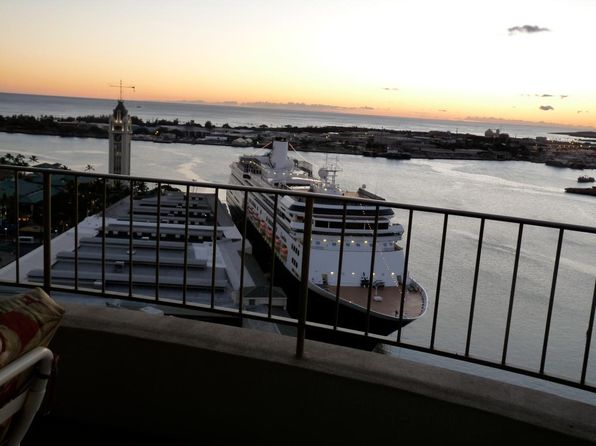 66 Queen St APT 2305