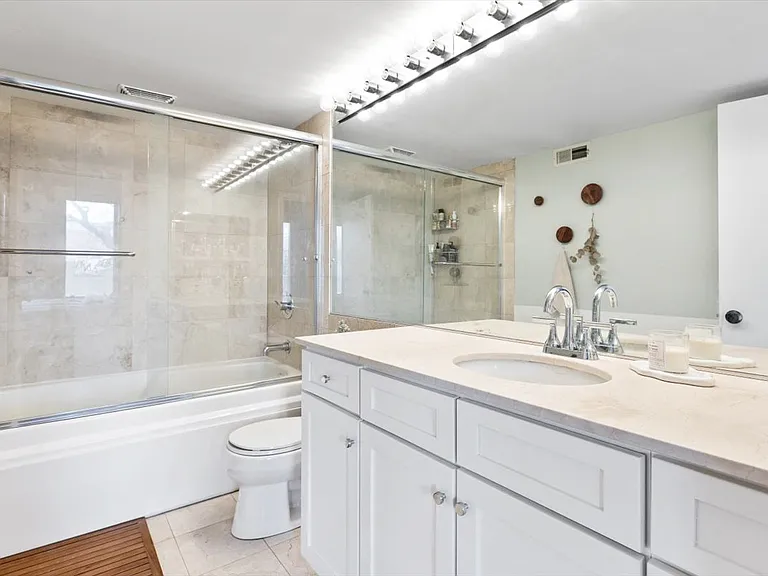 1955 N Leavitt St #2B — Photo 17