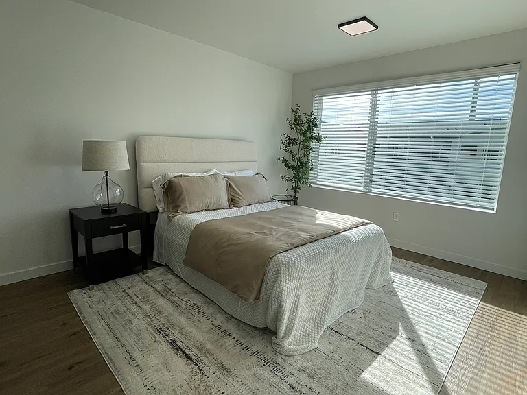 14122 Canyon Rd E — Photo 6
