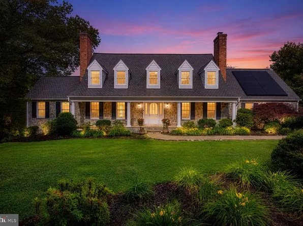 10101 Windy Knoll Ln, Vienna, VA 22182