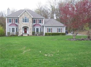 16 Amy Ln, New Windsor, NY 12553