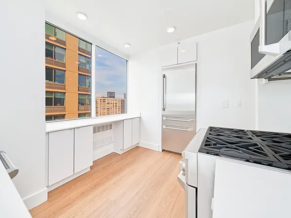 160 Riverside Boulevard image 7 of 18