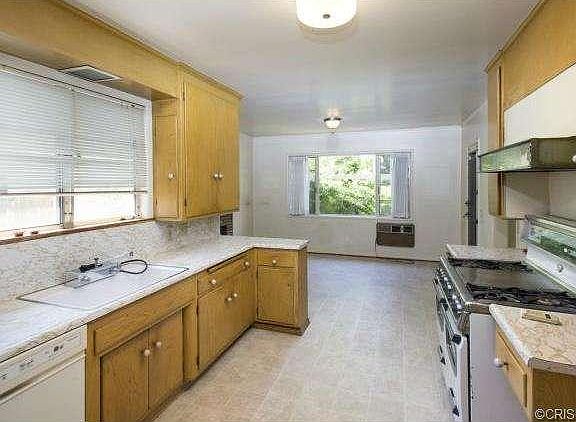 5th image of 3027 Greenfield Ave