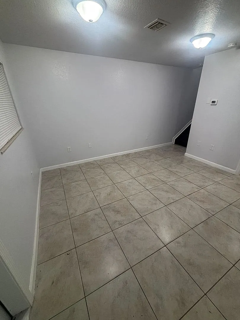 Complex - Biscayne Gardens — Photo 4