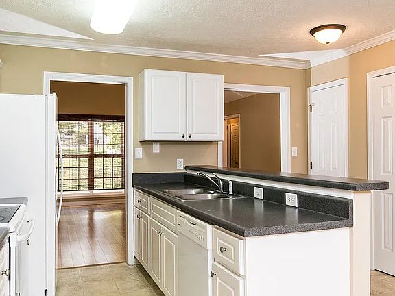 3rd image of 128 Trillium Rd