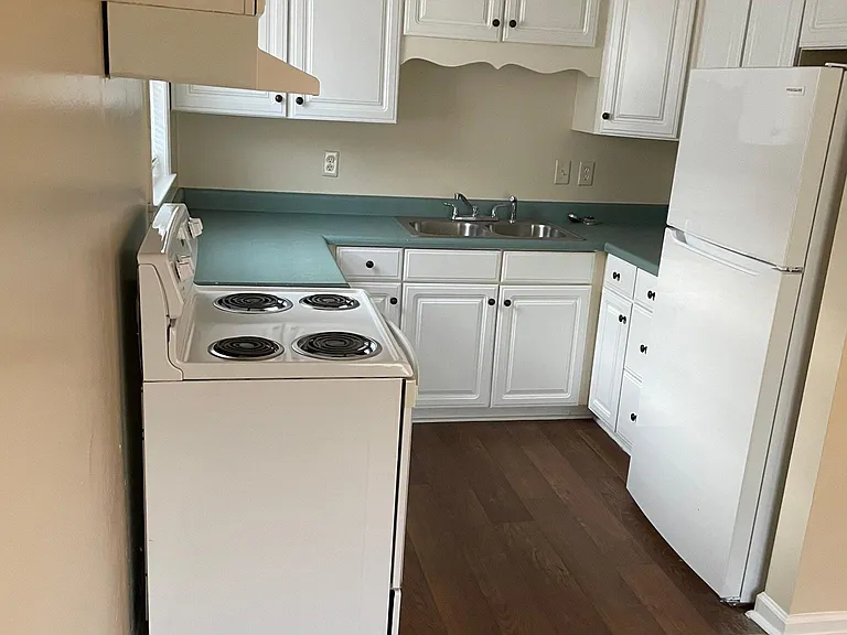 835 Center St #H — Photo 2
