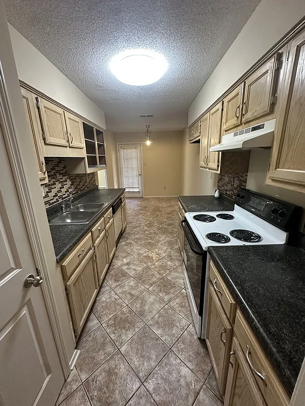 3 bed, 2.0 bath, 1593 sqft, $1,425 — Photo 3