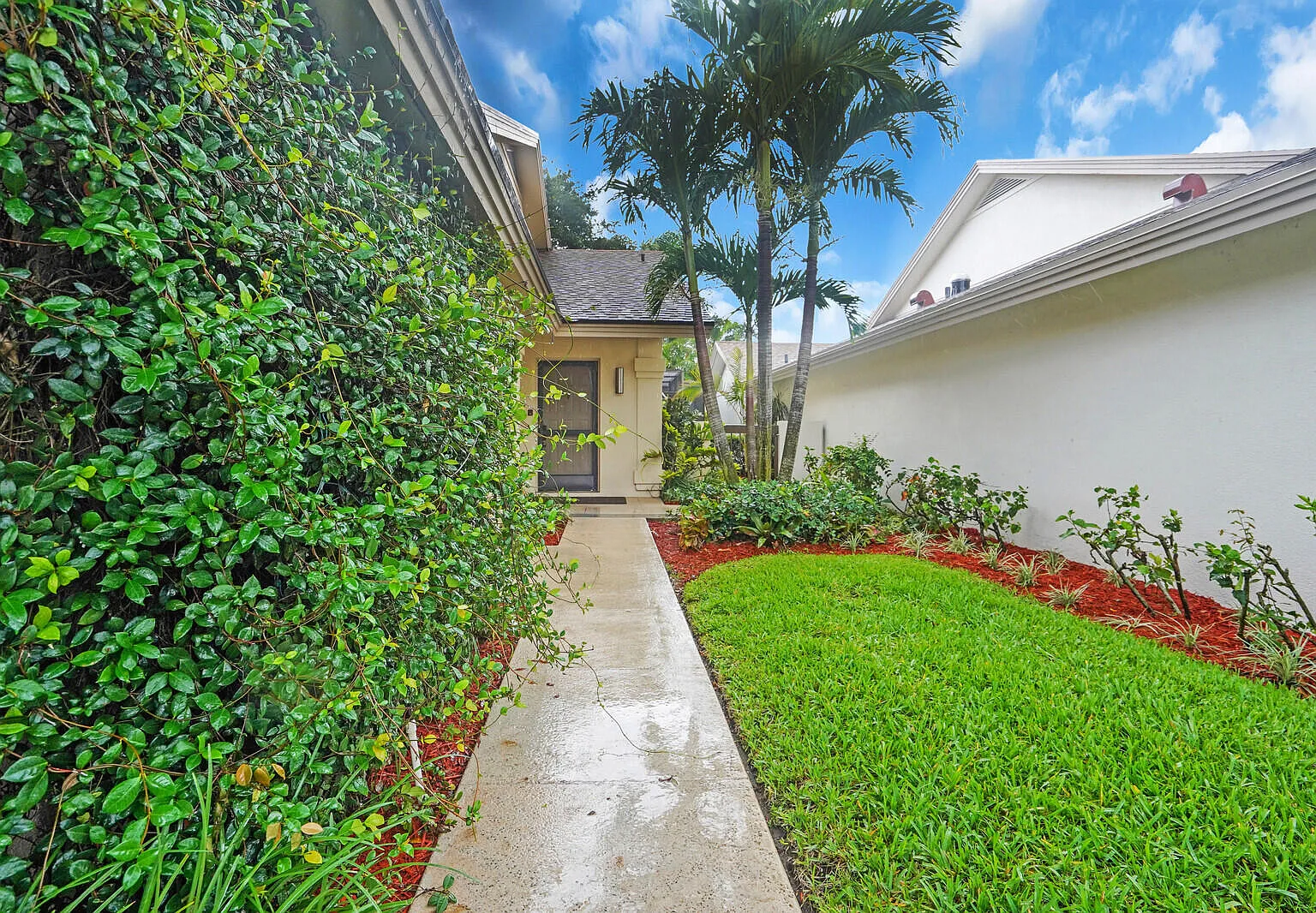 3 bed, 2.0 bath, 1889 sqft, $5,800 — Photo 4