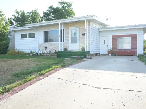 506 13th Ave W, Williston, ND 58801