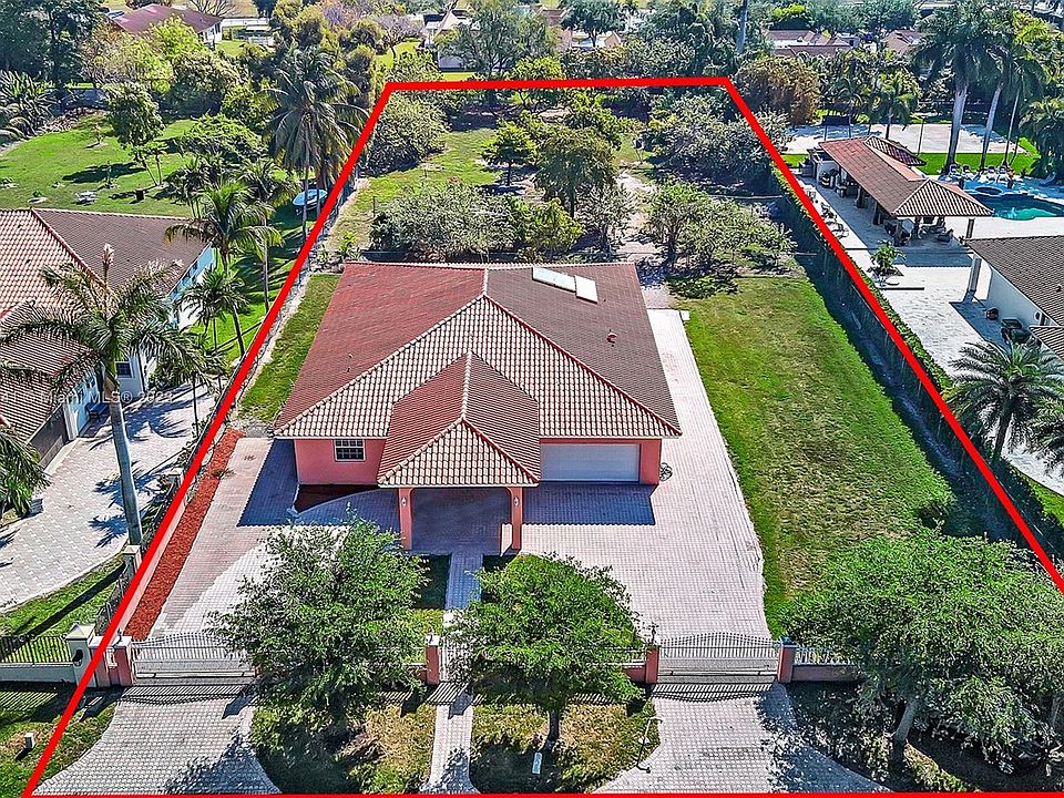35171 SF Lot. 0.81 Acres . Plenty of space for expansion and all your toys