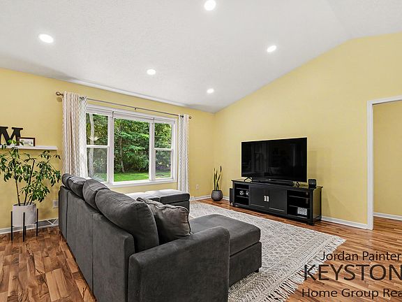 3rd image of 58 Sagamore Trl SE