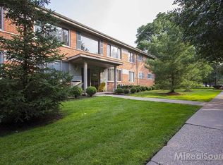 946 N Adams Rd, Birmingham, MI 48009