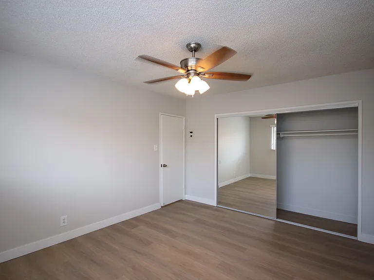 2505 W Grand Ave #F — Photo 15