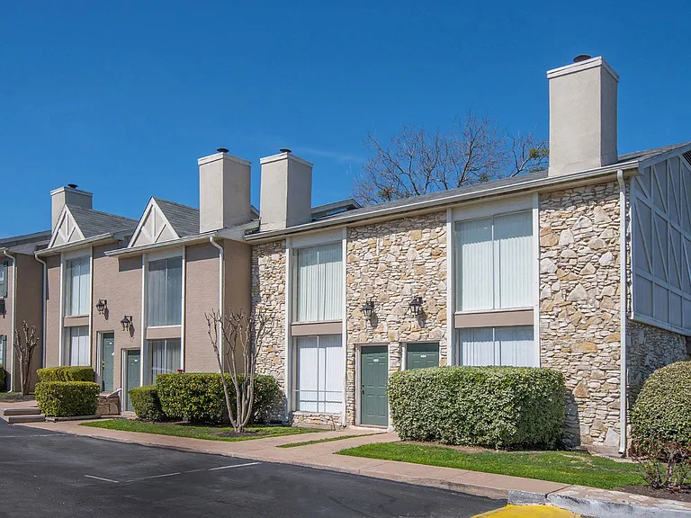 Chevy Chase Apartments — Photo 30