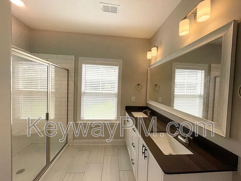 410 Longford St — Photo 14