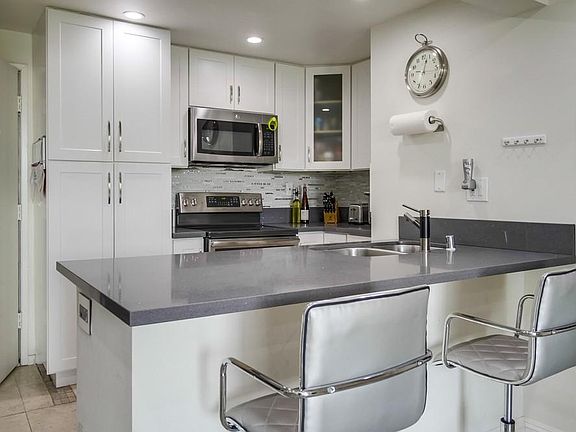 Kitchen & Breakfast Bar