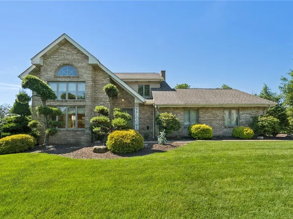 53 Hobbitt Ln, Finleyville, PA 15332