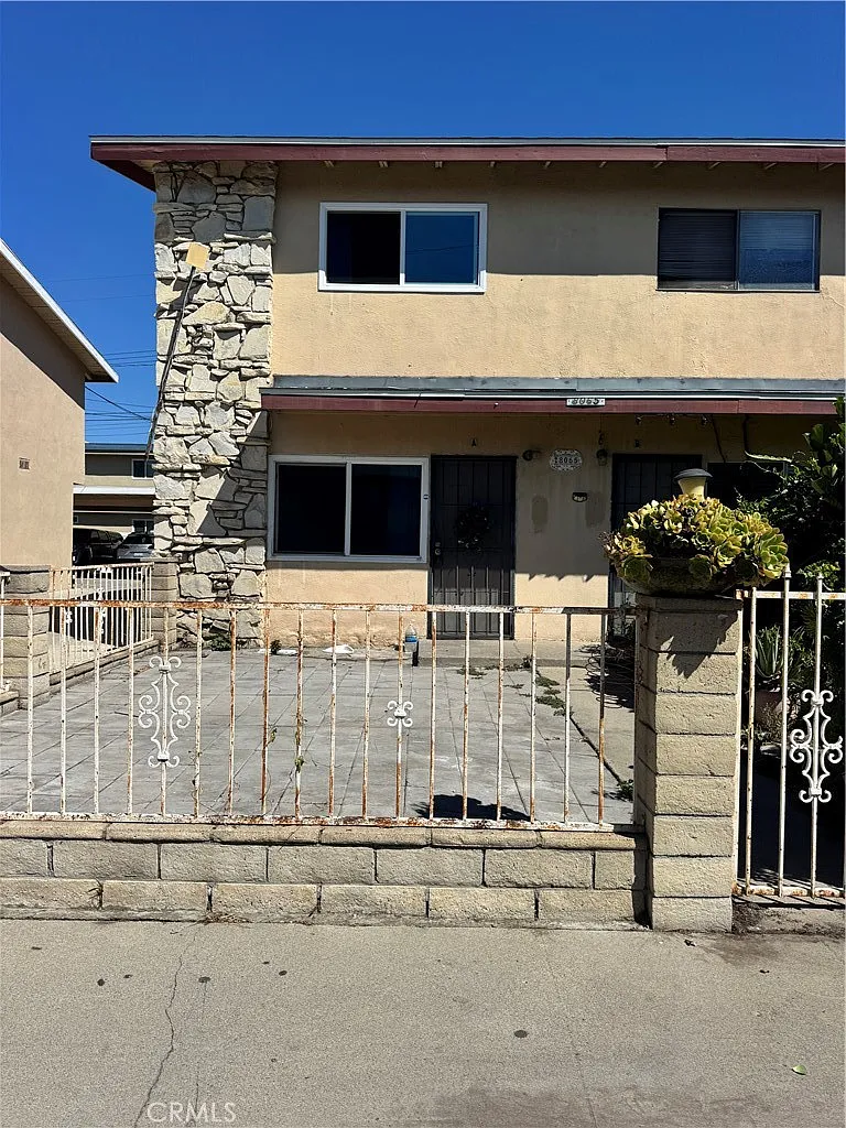 2 bed, 1.5 bath, 990 sqft, $2,600 — Photo 2