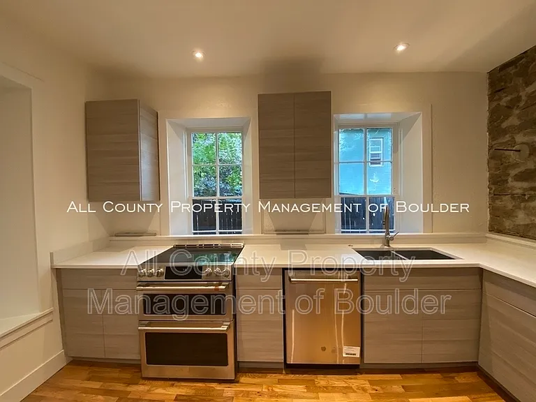 528 Pearl St — Photo 11