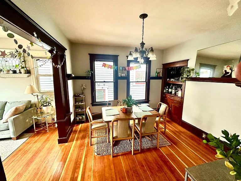 2217 Franklin Ave E — Photo 9