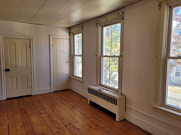 4th image of 38 N Earl St APT 3