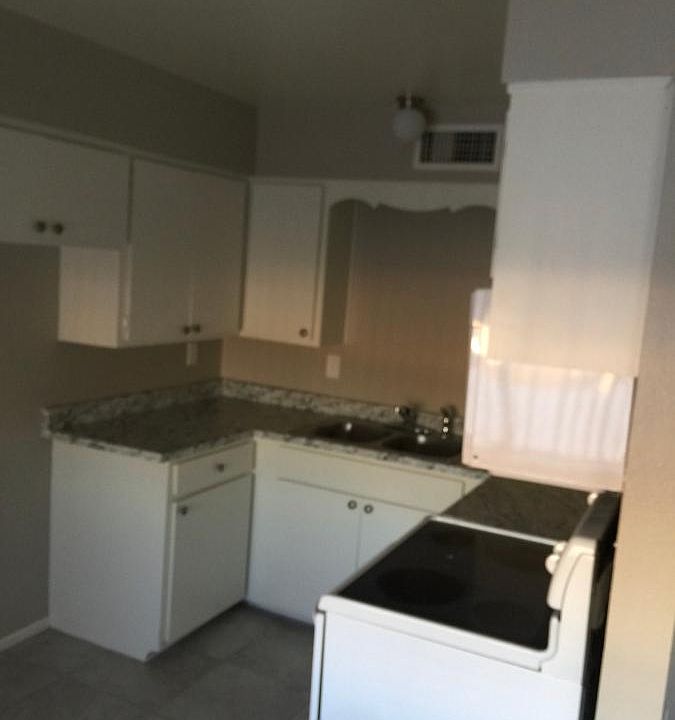 1st image of 444 W 6th Pl APT 203