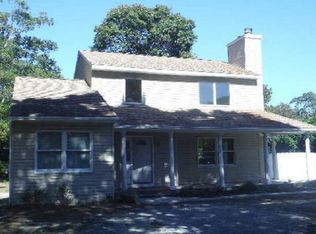98 W Tiana Rd, Hampton Bays, NY 11946